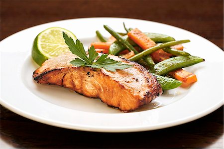 salmon colored - Salmon fillet with a side of vegetables Foto de stock - Sin royalties Premium, Código: 659-06493866