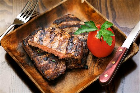 simsearch:659-06494999,k - Grilled steak with a tomato Photographie de stock - Premium Libres de Droits, Code: 659-06493863