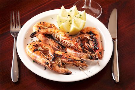 shrimp recipe - Grilled prawns with lemons Stock Photo - Premium Royalty-Free, Code: 659-06493875