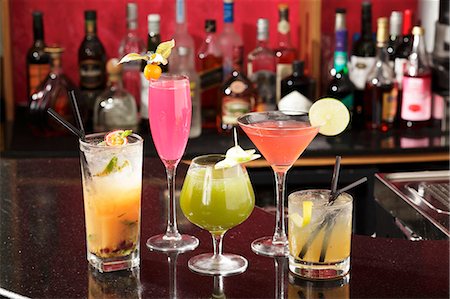 Various cocktails on a bar Foto de stock - Sin royalties Premium, Código: 659-06493872