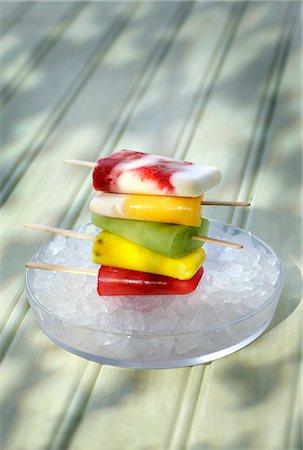 A stack of assorted ice lollies Foto de stock - Sin royalties Premium, Código: 659-06493906