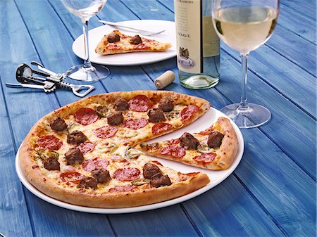 simsearch:659-06902536,k - A meatball pizza Photographie de stock - Premium Libres de Droits, Code: 659-06493925