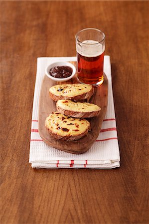 Cheese on toast with a glass of beer Foto de stock - Sin royalties Premium, Código: 659-06493968