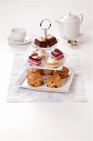 scone - Sweet pastries on a cake stand Photographie de stock - Premium Libres de Droits, Code: 659-06493976