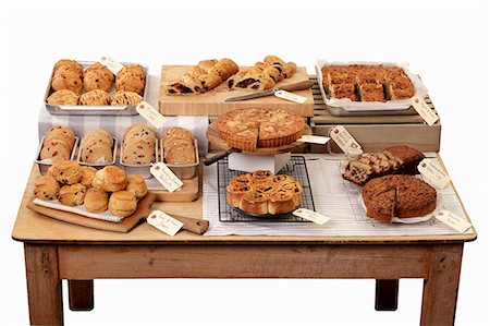 A cake buffet on a wooden table Foto de stock - Sin royalties Premium, Código: 659-06493978