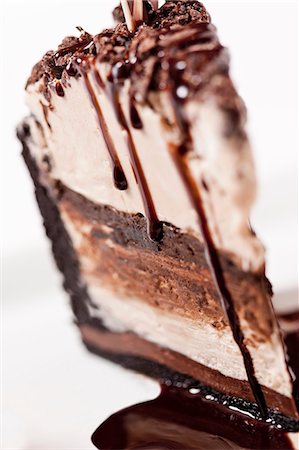 simsearch:659-06307484,k - A Slice of Chocolate and Vanilla Ice Cream Cake with Chocolate Syrup Foto de stock - Sin royalties Premium, Código: 659-06670861