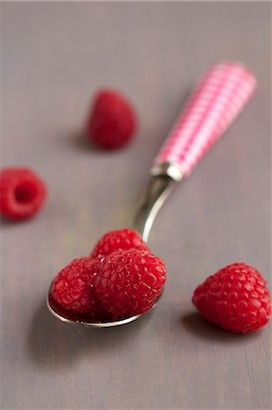 simsearch:659-06495458,k - Fresh raspberries on a spoon Photographie de stock - Premium Libres de Droits, Code: 659-06670888