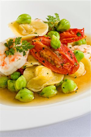 simsearch:400-07293364,k - Tortellini with Shrimp, Tomatoes and Green Garbanzo Beans in a Light Broth Fotografie stock - Premium Royalty-Free, Codice: 659-06670881