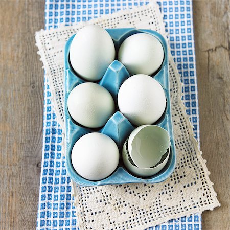 eggbox - Six American Hen Eggs in an Egg Carton; One Broken; From Above Stock Photo - Premium Royalty-Free, Code: 659-06670914