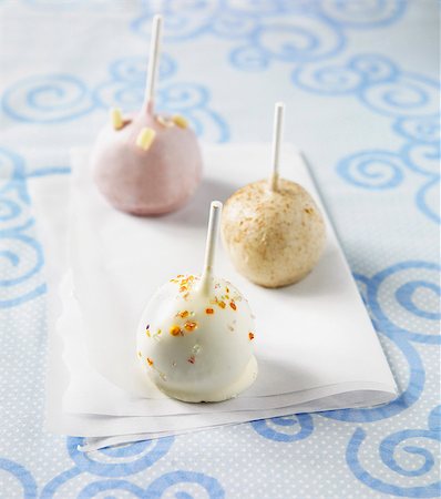 popping - Three Assorted Cake Pops; Vanilla, Maple Cinnamon and Pink Birthday Cake Stock Photo - Premium Royalty-Free, Code: 659-06670917