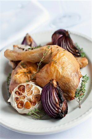 Chicken legs with thyme, garlic and red onions Foto de stock - Sin royalties Premium, Código: 659-06670926