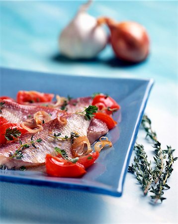 simsearch:659-06306921,k - Triglie alla livornese (red mullet with tomatoes, onions and thyme) Foto de stock - Royalty Free Premium, Número: 659-06670935