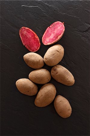 simsearch:659-08906233,k - Highland Burgundy Red potatoes on a slate platter Photographie de stock - Premium Libres de Droits, Code: 659-06670947