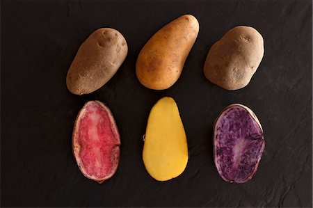 Various different types of potatoes on a slate surface Photographie de stock - Premium Libres de Droits, Code: 659-06670949