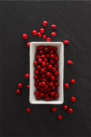 Lingonberries in a dish and on a slate platter Foto de stock - Sin royalties Premium, Código: 659-06670954