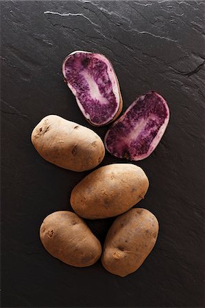 simsearch:659-08906233,k - Blauer Schwede potatoes on a slate surface Photographie de stock - Premium Libres de Droits, Code: 659-06670952