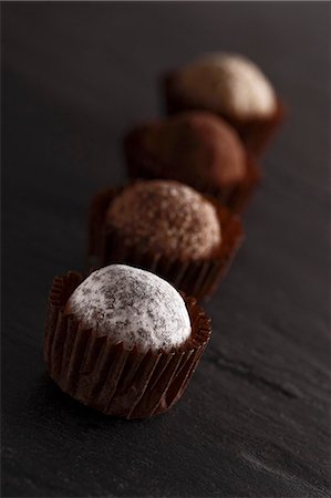 pralinen - A row of truffle pralines Photographie de stock - Premium Libres de Droits, Code: 659-06670953