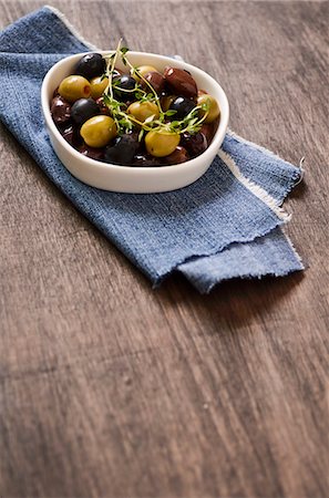simsearch:659-07068524,k - A bowl of various olives Photographie de stock - Premium Libres de Droits, Code: 659-06670969