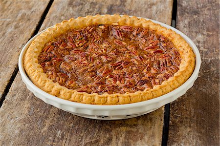 Whole Pecan Pie on a Rustic Wooden Table Stock Photo - Premium Royalty-Free, Code: 659-06670982