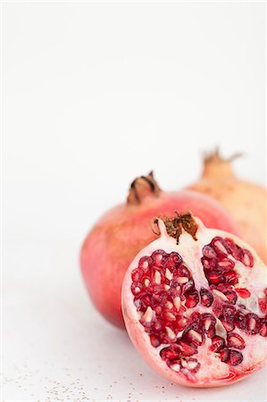 simsearch:659-06307663,k - Fresh Organic Pomegranates Photographie de stock - Premium Libres de Droits, Code: 659-06670998