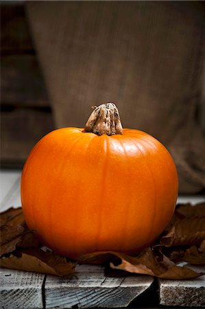 potiron - A pumpkin on autumnal leaves Foto de stock - Sin royalties Premium, Código: 659-06670990