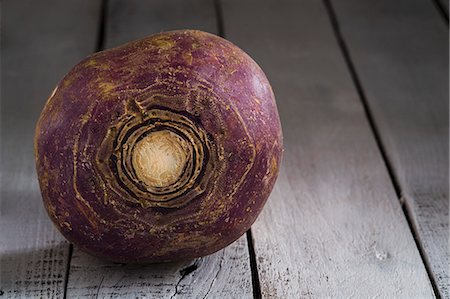 simsearch:659-06494999,k - A turnip on a wooden surface Stock Photo - Premium Royalty-Free, Code: 659-06671008