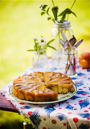 simsearch:659-07958634,k - Peach Upside Down Cake with a Slice Removed; On a Table Outside Photographie de stock - Premium Libres de Droits, Code: 659-06671014