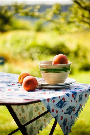 Peaches in and Beside a Bowl on an Outdoor Table Foto de stock - Sin royalties Premium, Código: 659-06671015