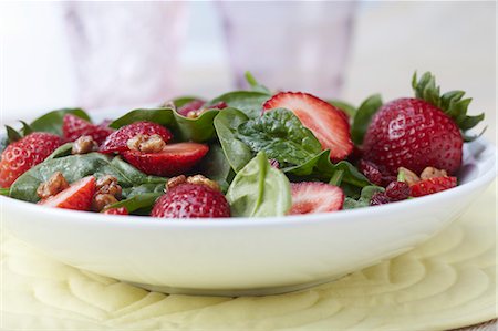 simsearch:659-08940053,k - Spinach and Strawberry Salad with Walnuts and Cranberries Foto de stock - Sin royalties Premium, Código: 659-06671028