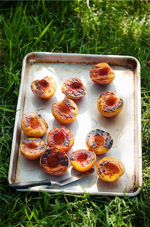 Pan of Grilled Peach Halves on the Grass Stock Photo - Premium Royalty-Free, Code: 659-06671022