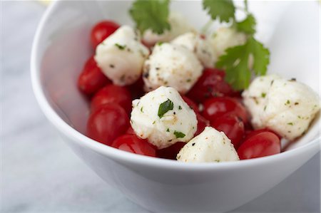 simsearch:659-07597372,k - Caprese Salad with Buffalo Mozzarella and Whole Cherry Tomatoes Foto de stock - Sin royalties Premium, Código: 659-06671038