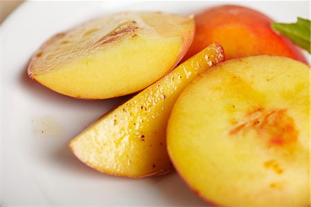 Grilled Peaches; Close Up Stock Photo - Premium Royalty-Free, Code: 659-06671045