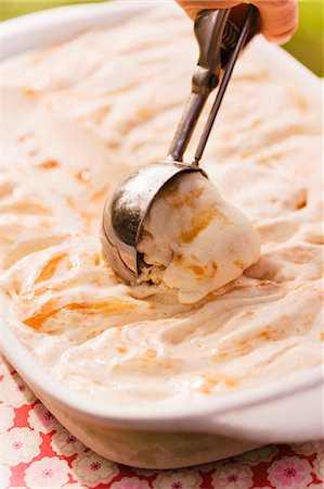 simsearch:659-06494426,k - Scooping Homemade Peach Ice Cream Foto de stock - Royalty Free Premium, Número: 659-06671054