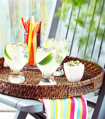 summer drinks - Lemon Lime Cocktails on a Basket Tray with Wasabi Peas and Vegetable Sticks Foto de stock - Sin royalties Premium, Código: 659-06671059