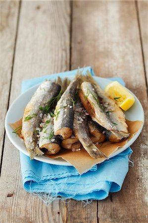 Fried herring with salt and lemon Foto de stock - Sin royalties Premium, Código: 659-06671077