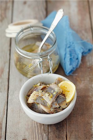 eingemachtes - Preserved herrings in oil with lemons, garlic and marjoram Foto de stock - Sin royalties Premium, Código: 659-06671078