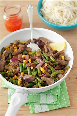 Beef with green beans and sweetcorn Foto de stock - Sin royalties Premium, Código: 659-06671087