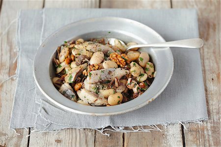 Herring salad with beans, dried mushrooms, onions and walnuts Photographie de stock - Premium Libres de Droits, Code: 659-06671080