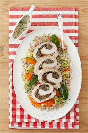 Pork roulade with a mushroom filling on a bed of barley with courgette and carrots and a mushroom sauce Photographie de stock - Premium Libres de Droits, Code: 659-06671083