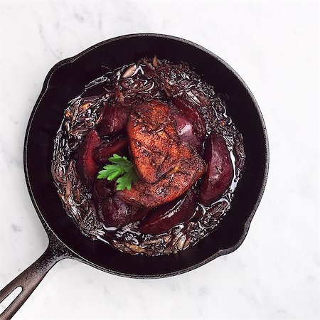 Duck and Poached Quince in a Cast Iron Skillet with Caramelized Onions Photographie de stock - Premium Libres de Droits, Code: 659-06671099