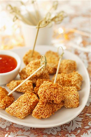 simsearch:659-06671130,k - Chicken with a sesame crust and chilli sauce Photographie de stock - Premium Libres de Droits, Code: 659-06671109