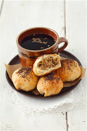 simsearch:659-06495240,k - Bread rolls with sauerkraut and mushrooms Foto de stock - Sin royalties Premium, Código: 659-06671117