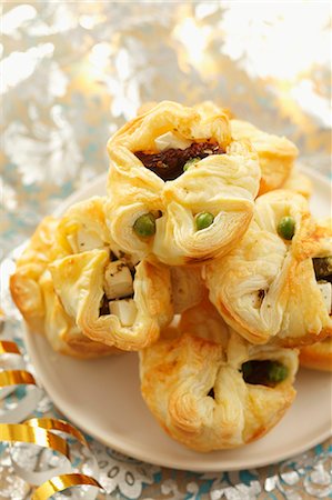 simsearch:659-07027187,k - Puff pastries filled with peas, dried tomatoes and feta cheese Fotografie stock - Premium Royalty-Free, Codice: 659-06671110