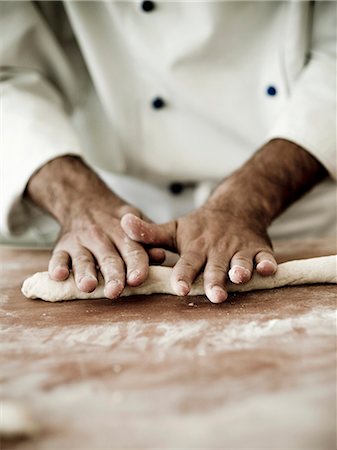 A chef rolling out gnocchi dough on a floured work surface Foto de stock - Sin royalties Premium, Código: 659-06671137