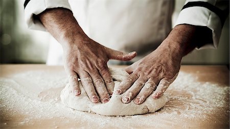 powder in hand - A chef kneading pizza dough Foto de stock - Sin royalties Premium, Código: 659-06671139