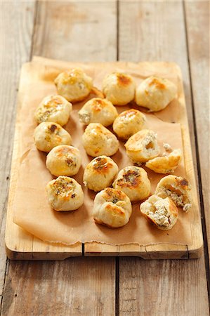 simsearch:659-07958454,k - Mini bread rolls with herb cheese Foto de stock - Royalty Free Premium, Número: 659-06671133