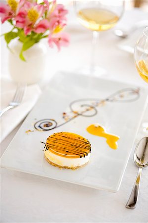 simsearch:659-07958675,k - Passionfruit cheesecake Photographie de stock - Premium Libres de Droits, Code: 659-06671158