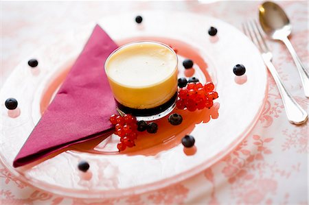 Crème caramel in a glass Photographie de stock - Premium Libres de Droits, Code: 659-06671160