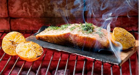 saumon fumé - Salmon Topped with Lemon and Dill on an Applewood Plank; On the Grill Photographie de stock - Premium Libres de Droits, Code: 659-06671175