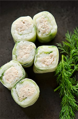 Mini spring rolls with cucumber and tuna Foto de stock - Sin royalties Premium, Código: 659-06671225